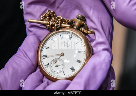 Une montre de poche appartenant à John Chapman, qui est mort dans la nuit le RMS Titanic coulé, aux côtés de sa femme Sarah après qu'elle a refusé de monter dans une embarcation sans lui, de l'afficheur pendant un aperçu de l'exposition à l'histoire du Titanic National Maritime Museum Cornwall Falmouth, qui s'ouvre le 8 mars. Banque D'Images