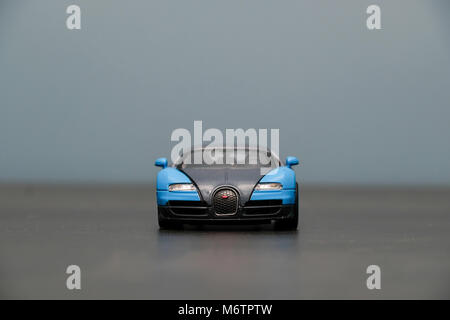 Bugatti Veyron Voiture modèle jouet bleu Vue avant Banque D'Images