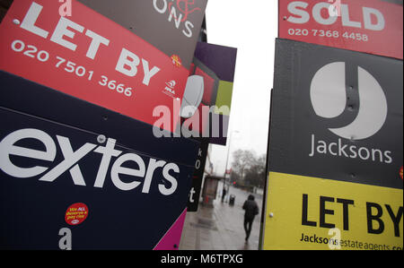 Divers 'à vendre', 'vieux' et 'que' par agent immobilier signes juxtaposés à côté d'un magasin de rêves à Clapham, Londres. Banque D'Images