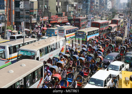 Le 6 mars, 2018 Dhaka, de nombreux véhicules et Rickshaw embouteillage sur une rue près de Purana Paltan à Dhaka. Banque D'Images