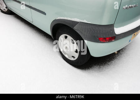Gros plan d'une Vauxhall Corsa voiture stationnée sur le sol couvert de neige, Royaume-Uni Banque D'Images