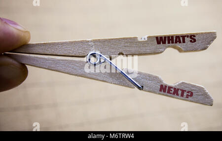 L'écriture de texte montrant ce qu'est la question suivante. Concept d'affaires pour le prochain Plan d'orientation Objectif Progrès Vision written sur clip close up floue backg Banque D'Images