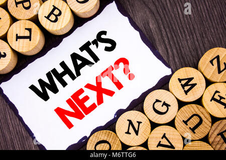 Texte manuscrit signe montrant qu'est la question suivante. Concept d'affaires pour le prochain plan futur progrès Vision Orientation Objectif blanc écrit Sticky Note e Banque D'Images