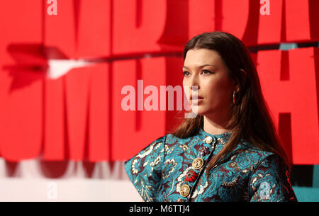 Danielle Michel sardou participant à la Tomb Raider Première européenne tenue à vue West End à Leicester Square, Londres. Banque D'Images