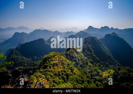 Vue aérienne sur une chaîne de montagnes, vu de Mt. Zwegabin après le lever du soleil Banque D'Images