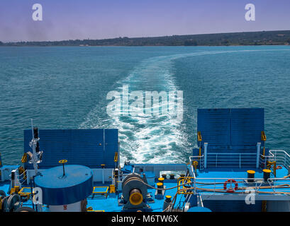 Sur la mer avec des sentiers de ferry de quitter la terre. Équipement d'un bateau de quitter les sentiers de l'eau sur la mer. Banque D'Images