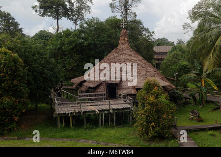 Dans la maison longue guerriers Bidayuh Village Culturel de Sarawak Kuching, Malaisie, Banque D'Images