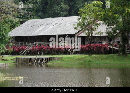 Iban Longhouse, Sarawak Cultural Village, Kuching, Malaisie, Bornéo Banque D'Images