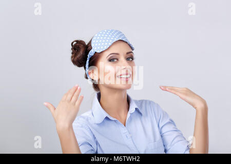 Femme en pyjama et un masque pour dormir Banque D'Images