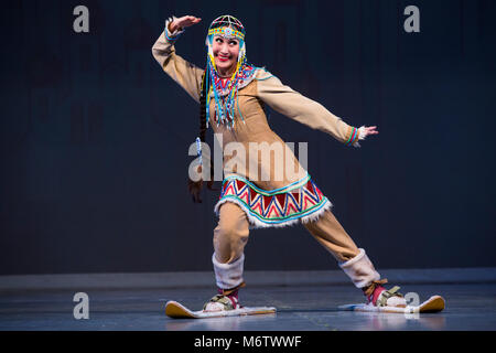 Valentina Ammosova la danse Danse Photos du 'Nord' au concours panrusse des chorégraphes de ballet et de 2014 à Moscou, Russie Banque D'Images