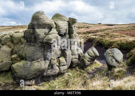 Pierre meulière altérés rochers sur le bord Blackden, Kinder Scout, Derbyshire, Angleterre, RU Banque D'Images