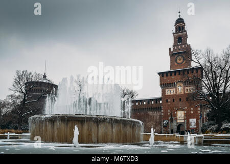 Le château des Sforza, Italien : Castello Sforzesco de Milan, dans le nord est Banque D'Images