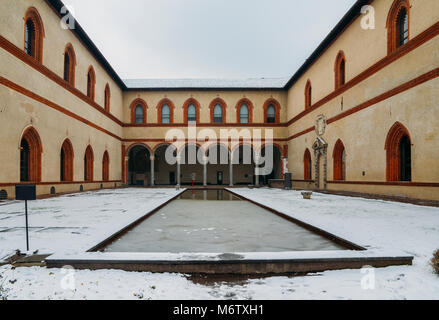 Cour intérieure et la nage à Milan, Castello Sforzesco, Lombardie, Banque D'Images