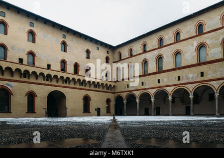 Cour médiévale au Castello Sforzesco, Milan, Lombardie, Italie Banque D'Images