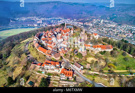 Vue aérienne de Dilsberg, une ville avec un château sur le sommet d'une colline entourée par une boucle de la rivière Neckar. Allemagne Banque D'Images