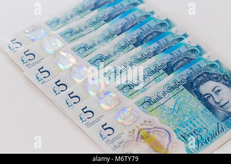 Arrière-plan de cinq UK Pound sterling billets, disposés dans une rangée Banque D'Images