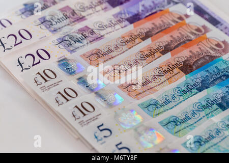 Arrière-plan de cinq, dix et vingt UK Pound sterling bank notes, disposés dans une rangée Banque D'Images