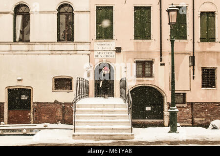 Venise, Italie - 28 FÉVRIER/01 mars 2018 une fille quitte sa maison durant une chute de neige à Venise, Italie. Un souffle de temps de gel appelé la "bête de l'Est" s'est répandue dans presque toute l'Europe dans le milieu de l'hiver de 2018, à Venise et une chute de neige a recouvert la ville de blanc, ce qui en fait des citoyens la poétique et fascinante et touristes. © Simone Padovani / éveil Banque D'Images