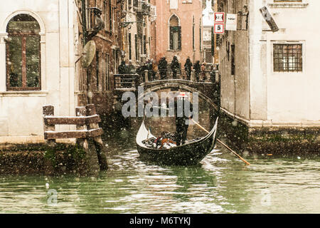 Venise, Italie - 28 FÉVRIER/01 MARS 2018 UN gondoler voiles d'un petit canal durant une chute de neige à Venise, Italie. Un souffle de temps de gel appelé la "bête de l'Est" s'est répandue dans presque toute l'Europe dans le milieu de l'hiver de 2018, à Venise et une chute de neige a recouvert la ville de blanc, ce qui en fait des citoyens la poétique et fascinante et touristes. © Simone Padovani / éveil Banque D'Images