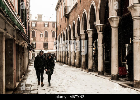 Venise, Italie - 28 FÉVRIER/01 Mars 2018 Un couple marche dans la neige durant une chute de neige à Venise, Italie. Un souffle de temps de gel appelé la "bête de l'Est" s'est répandue dans presque toute l'Europe dans le milieu de l'hiver de 2018, à Venise et une chute de neige a recouvert la ville de blanc, ce qui en fait des citoyens la poétique et fascinante et touristes. © Simone Padovani / éveil Banque D'Images