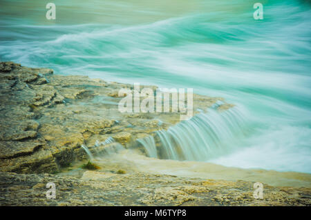 L'eau fraîche découle d'un rivage rocailleux le long de la baie Georgienne, du lac Huron, Bruce Peninsula, au Canada, en Amérique du Nord Banque D'Images