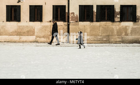 Venise, Italie - 28 FÉVRIER/01 Mars 2018 Une petite fille court dans la neige durant une chute de neige à Venise, Italie. Un souffle de temps de gel appelé la "bête de l'Est" s'est répandue dans presque toute l'Europe dans le milieu de l'hiver de 2018, à Venise et une chute de neige a recouvert la ville de blanc, ce qui en fait des citoyens la poétique et fascinante et touristes. © Simone Padovani / éveil Banque D'Images