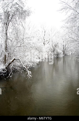 L'hiver de la pittoresque rivière Clinton dans le sud-est du Michigan, USA, Amérique du Nord Banque D'Images