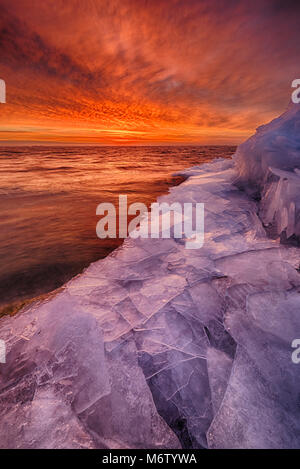 Feuilles de la glace en hiver s'accumuler sur les rives du lac Sainte-Claire, Michigan, États-Unis d'Amérique du Nord Banque D'Images