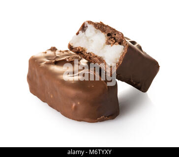 Des barres de chocolat avec noix de coco sur fond isolé blanc Banque D'Images