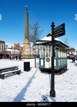 Place du marché couvert de neige obélisque et Cabmans refuge en hiver Ripon North Yorkshire Angleterre Banque D'Images