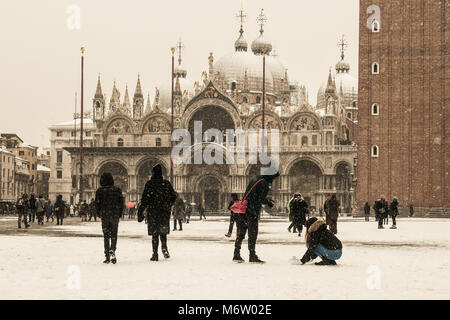 Venise, Italie - 28 FÉVRIER/01 MARS 2018 Touristes jouer avec la neige durant une chute de neige en place Saint Marc à Venise, Italie. Un souffle de temps de gel appelé la "bête de l'Est" s'est répandue dans presque toute l'Europe dans le milieu de l'hiver de 2018, à Venise et une chute de neige a recouvert la ville de blanc, ce qui en fait des citoyens la poétique et fascinante et touristes. © Simone Padovani / éveil Banque D'Images