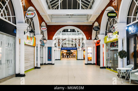 Billet d'entrée de l'hôtel de la station de métro High Street Kensington avec options alimentaires pour les navetteurs Banque D'Images