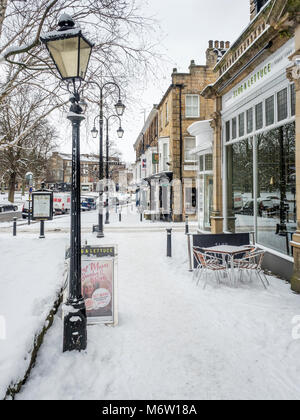 Dans les rues couvertes de neige en hiver Trimestre Montpellier Harrogate North Yorkshire Angleterre Banque D'Images