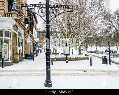 Dans les rues couvertes de neige en hiver Trimestre Montpellier Harrogate North Yorkshire Angleterre Banque D'Images