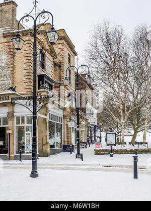 Dans les rues couvertes de neige en hiver Trimestre Montpellier Harrogate North Yorkshire Angleterre Banque D'Images