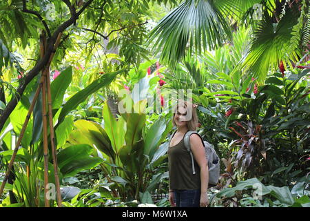 Jeune fille en face de Jim Thompson House à Bangkok, Thaïlande. Banque D'Images