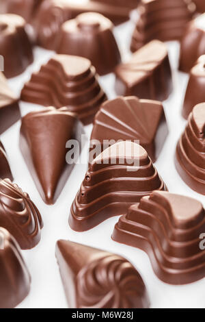 Arrière-plan de l'alimentation de chocolats assortis sur blanc Banque D'Images