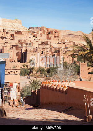 De Ksar Aït-Ben-Haddou dans la matinée, le Maroc. Voir à partir de la rue commerçante. L'accent sur l'arrière-plan. Banque D'Images