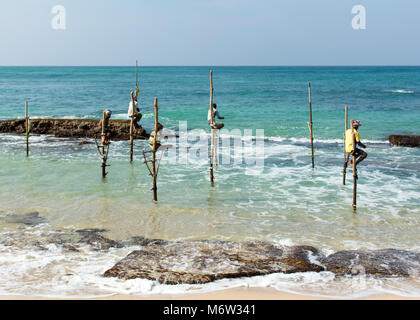 Stilt pêcheurs à Koggala près de Galle, Sri Lanka Banque D'Images