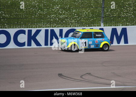 Mini Miglia course automobile sur le circuit de Rockingham Motor Speedway Mai 2015 Banque D'Images