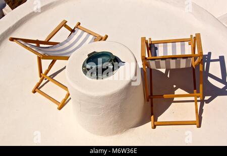 Des chaises longues sur les terrasses à Santorin, Grèce Banque D'Images