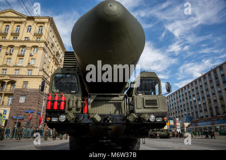 Un propergol solide RS-24 YARS inter-continental ballistic missile se déplace dans la rue Tverskaya, Moscou lors d'une victoire du 9 mai Day Parade Banque D'Images