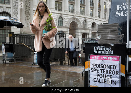 Les Londoniens passent par le journal londonien Evening Standard's dernières manchettes à propos de l'ex-espion russe Sergueï Skripal soupçonné d'empoisonnement par la Russie dans le sud de l'Angleterre, le 6 mars 2018, dans le quartier financier de la capitale, la ville de Londres, en Angleterre. Comme les deux Skripal et une femme que l'on croit être sa fille Ylulia demeurent dans un état critique à l'hôpital de Salisbury où il était tombé malade le dimanche 4 septembre, la lutte contre le terrorisme La police a repris l'enquête de la force du Wiltshire. La presse britannique se sont rapidement en blâmant l'implication du Président Poutine, quelques semaines avant sa pr Banque D'Images