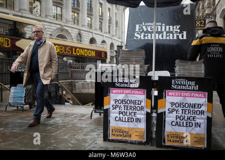 Les Londoniens passent par le journal londonien Evening Standard's dernières manchettes à propos de l'ex-espion russe Sergueï Skripal soupçonné d'empoisonnement par la Russie dans le sud de l'Angleterre, le 6 mars 2018, dans le quartier financier de la capitale, la ville de Londres, en Angleterre. Comme les deux Skripal et une femme que l'on croit être sa fille Ylulia demeurent dans un état critique à l'hôpital de Salisbury où il était tombé malade le dimanche 4 septembre, la lutte contre le terrorisme La police a repris l'enquête de la force du Wiltshire. La presse britannique se sont rapidement en blâmant l'implication du Président Poutine, quelques semaines avant sa pr Banque D'Images