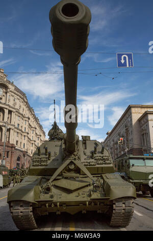 Un Koalitsiya-SV obusier automoteur suivis avant le début du défilé militaire consacré au Jour de la Victoire sur la Place Rouge de Moscou pendant la célébration Fête de la Victoire à Mosc Banque D'Images