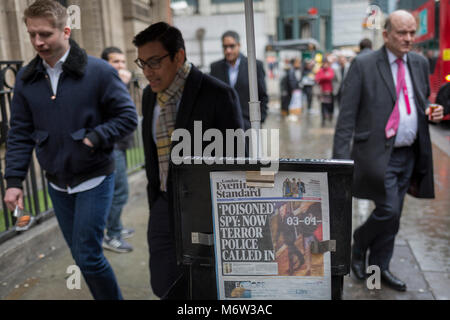 Les Londoniens passent par le journal londonien Evening Standard's dernières manchettes à propos de l'ex-espion russe Sergueï Skripal soupçonné d'empoisonnement par la Russie dans le sud de l'Angleterre, le 6 mars 2018, dans le quartier financier de la capitale, la ville de Londres, en Angleterre. Comme les deux Skripal et une femme que l'on croit être sa fille Ylulia demeurent dans un état critique à l'hôpital de Salisbury où il était tombé malade le dimanche 4 septembre, la lutte contre le terrorisme La police a repris l'enquête de la force du Wiltshire. La presse britannique se sont rapidement en blâmant l'implication du Président Poutine, quelques semaines avant sa pr Banque D'Images