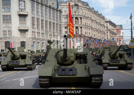 SU-100 canon automoteur de Moscou se déplace le long de la rue Tverskaya en avant d'un défilé de la Victoire à la Place Rouge de Moscou, Russie Banque D'Images