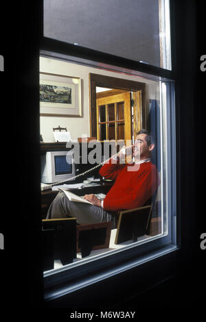 Historique 1995 1996 MIDDLE AGED WOMAN WORKING IN HOME OFFICE Banque D'Images