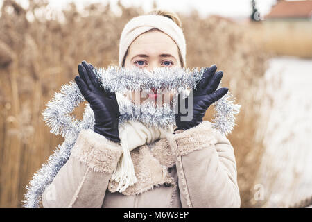 Piscine close up portrait of young woman with christmas ribbon. Banque D'Images