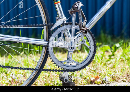 Ta chaîne et dérailleur avant, avec manivelle et des pédales à bicyclette de course vintage avec châssis crome Banque D'Images